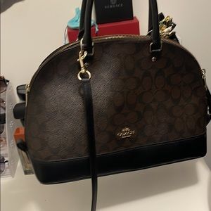 Coach bag the one handle has wear on it not sure if it can be fixed